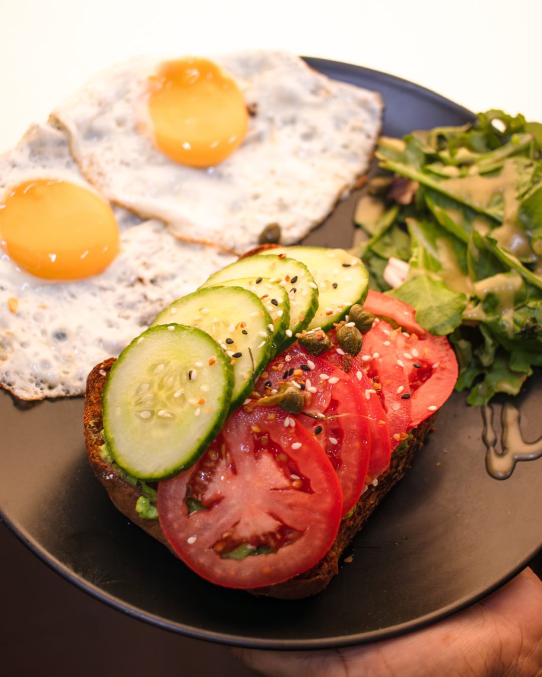 Avo Toast servido en Arte Sano